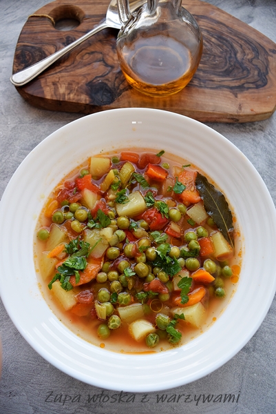 Zupa z warzywami w stylu włoskim