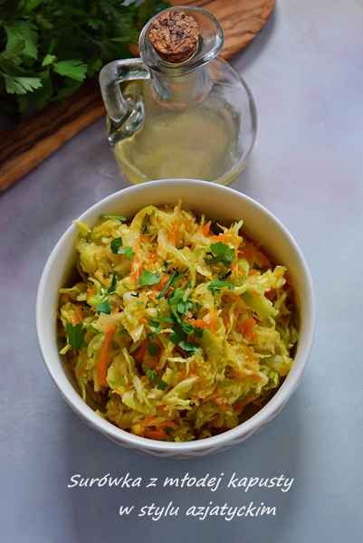 Surówka z młodej kapusty w stylu azjatyckim