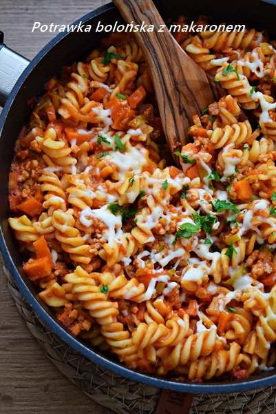 Potrawka w stylu bolońskim z makaronem
