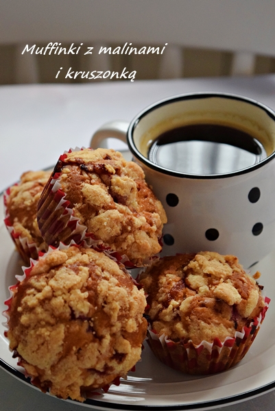 Puszyste muffinki z malinami i kruszonką