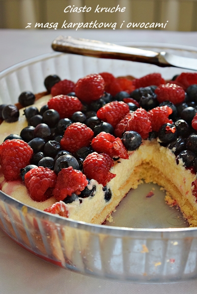 Tarta z kremem i owocami
