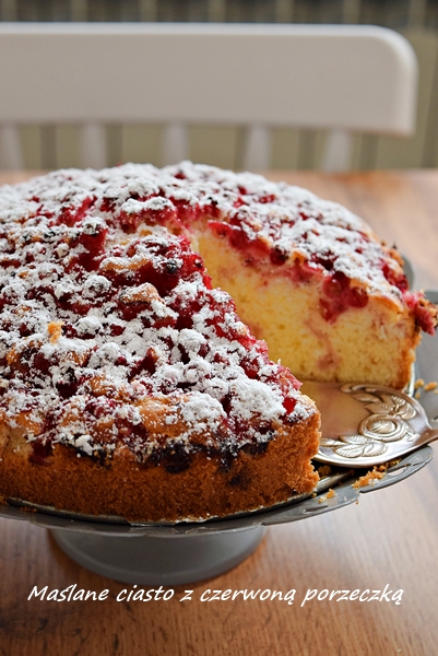 Puszyste ciasto z czerwoną porzeczką